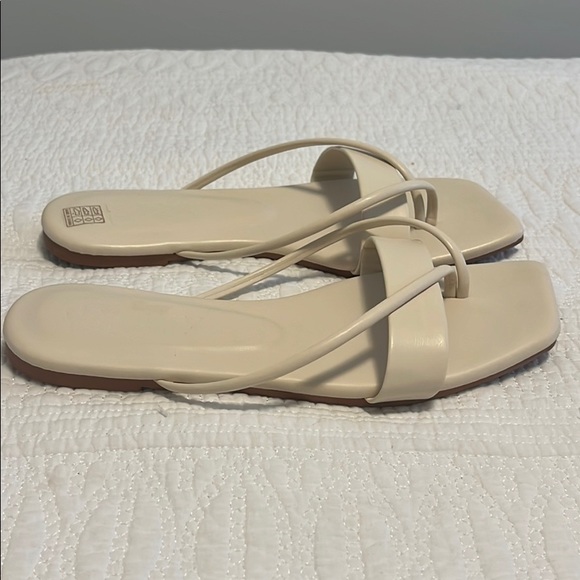 Cream sandals - Picture 2 of 3